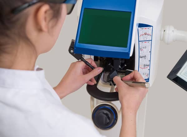 Simodont使用イメージ 実際に触れているかのような感覚